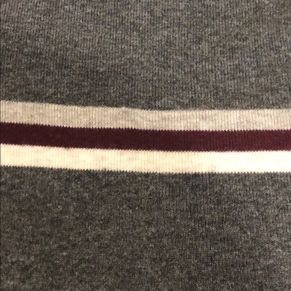 Gap woman’s short sleeve gray tee. - Picture 2 of 4